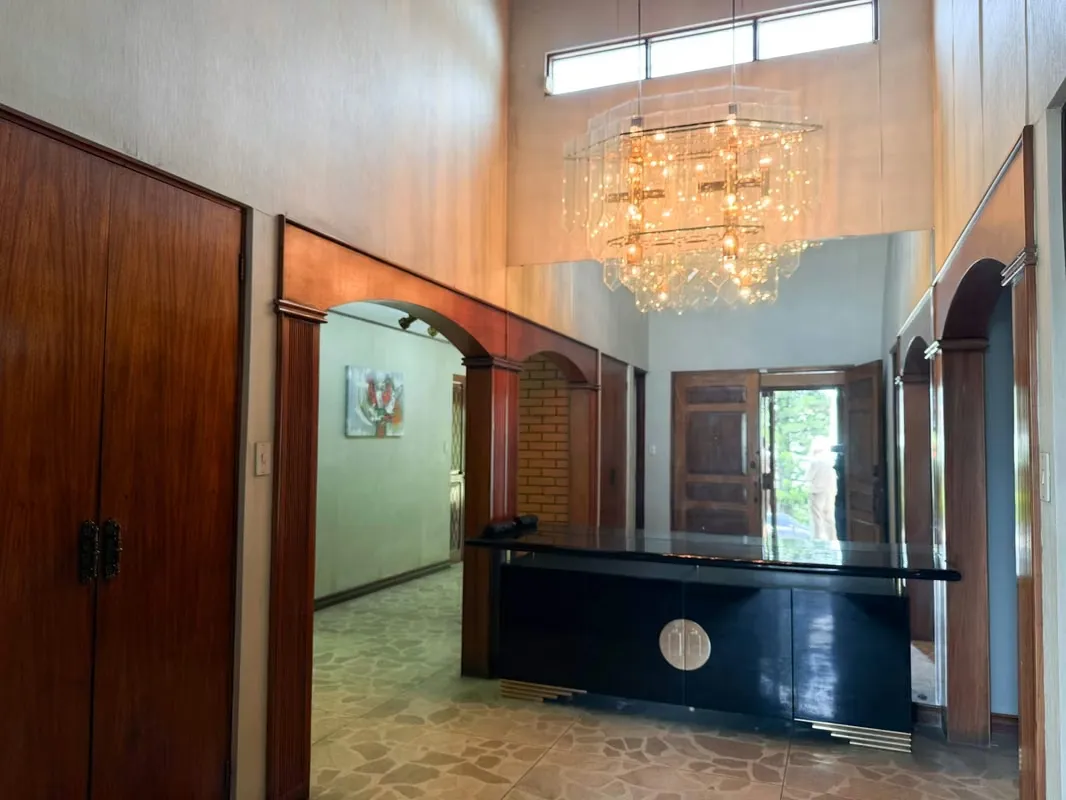 Ubicada a solo 250m al norte de la Nunciatura, en el exclusivo sector de Rohrmoser, San José.