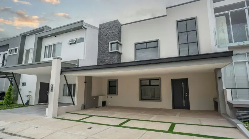 Beautiful house in Distrito San Juan Condominium in Tres Ríos, with an extraordinary location, very close to the main educational centers in the area and surrounded by an ...