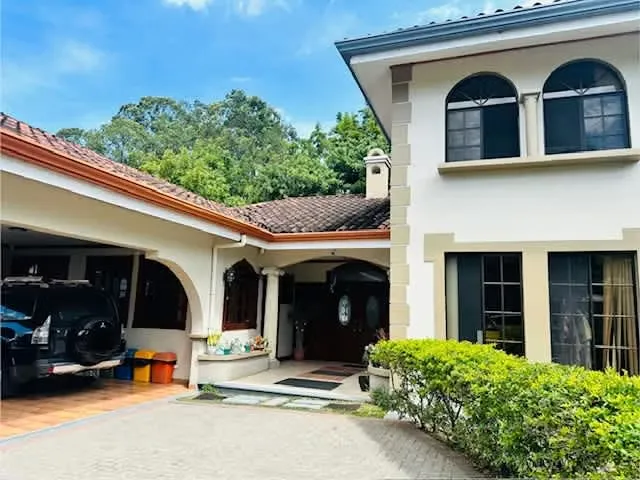 Casa con habitaciones en primer nivel, residencial Altamonte, Curridabat