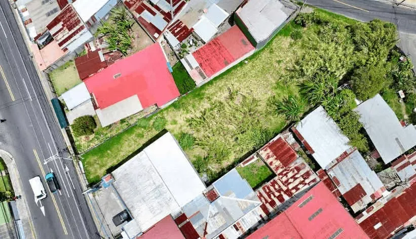 *Terreno plano listo para desarrollar, alto tránsito vehicular y de personas.