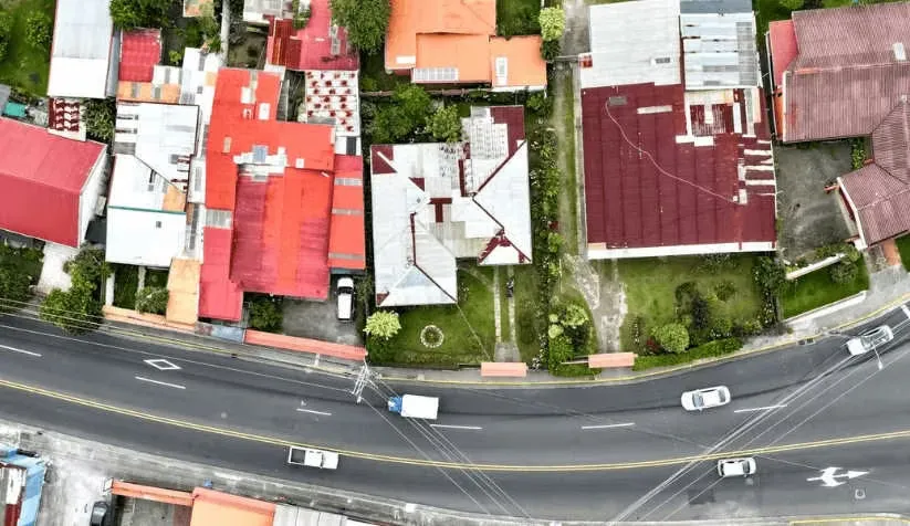 *Lote con potencial para desarrollo ya sea baja densidad o uso comercial.