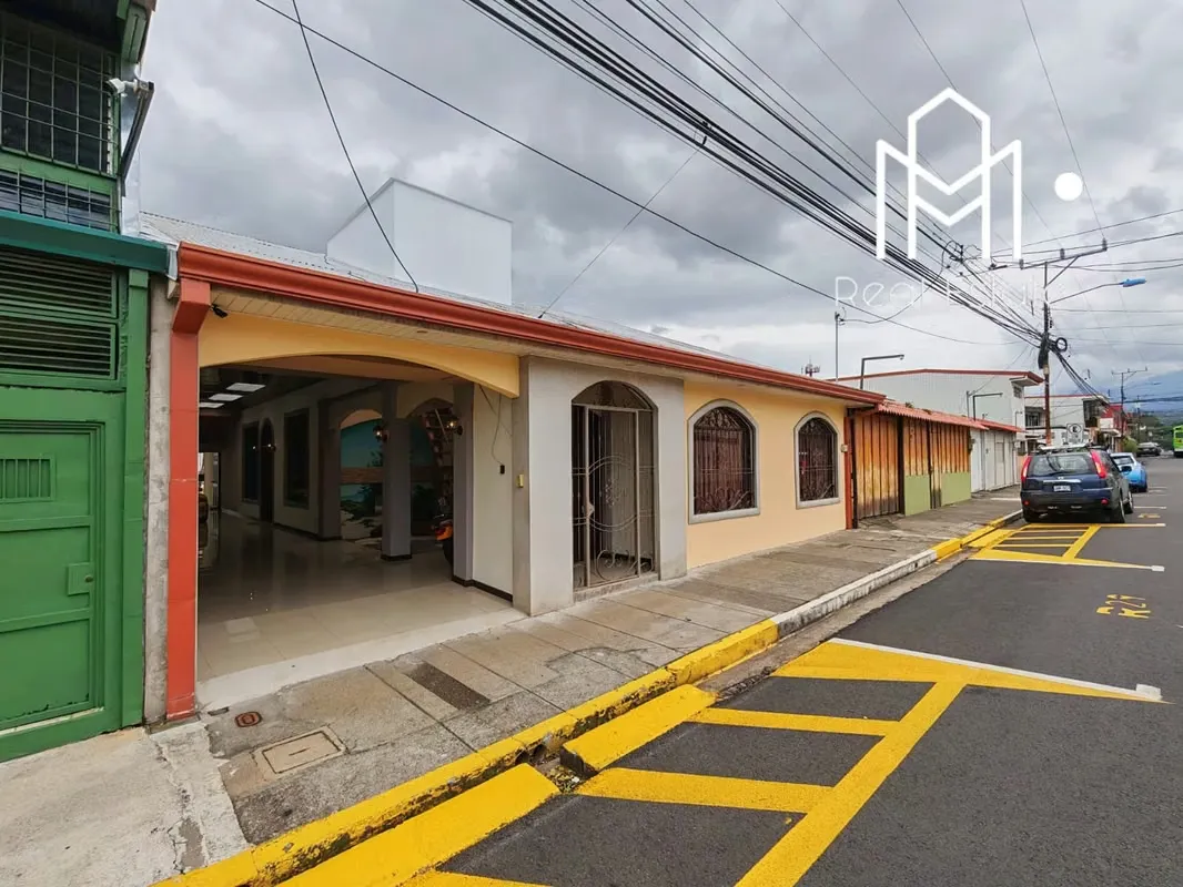 Descubre la casa de tus sueños, una impresionante Casa Quinta con acabados de primera, ubicada en el corazón de ...