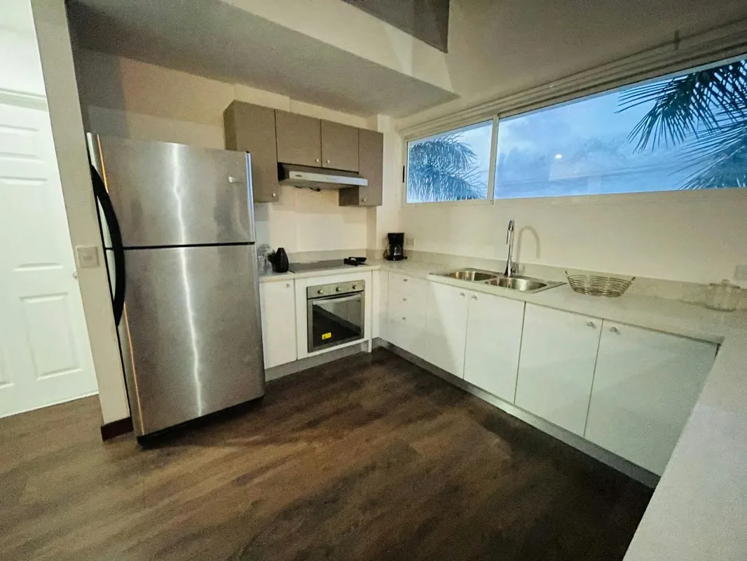 Dos habitaciones con aire acondicionado. Tres baños completos. Muebles para almacenamiento. ...
