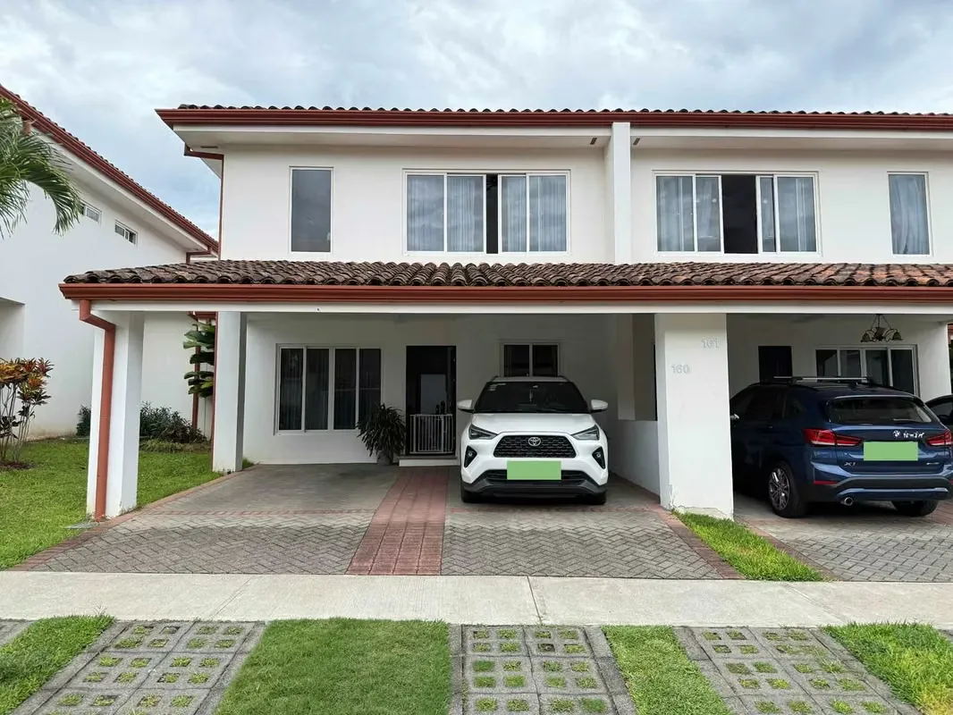 House for sale in a condominium in Ciudad Colón, San José