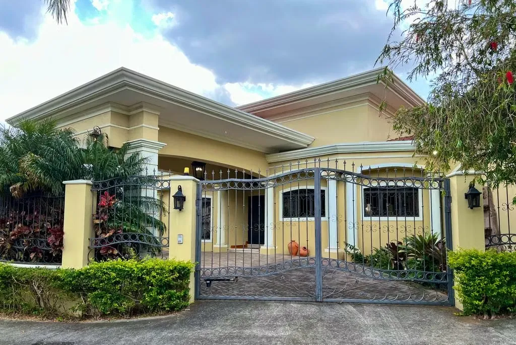 CARIARI Beautiful One Level Home with Pool!