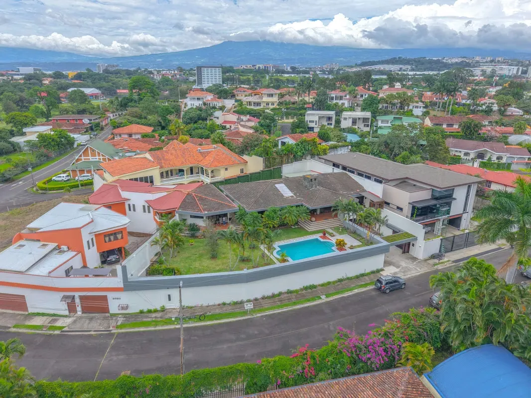 Obra de Arte Arquitectónica en Cariari con Apartamentos y Piscina