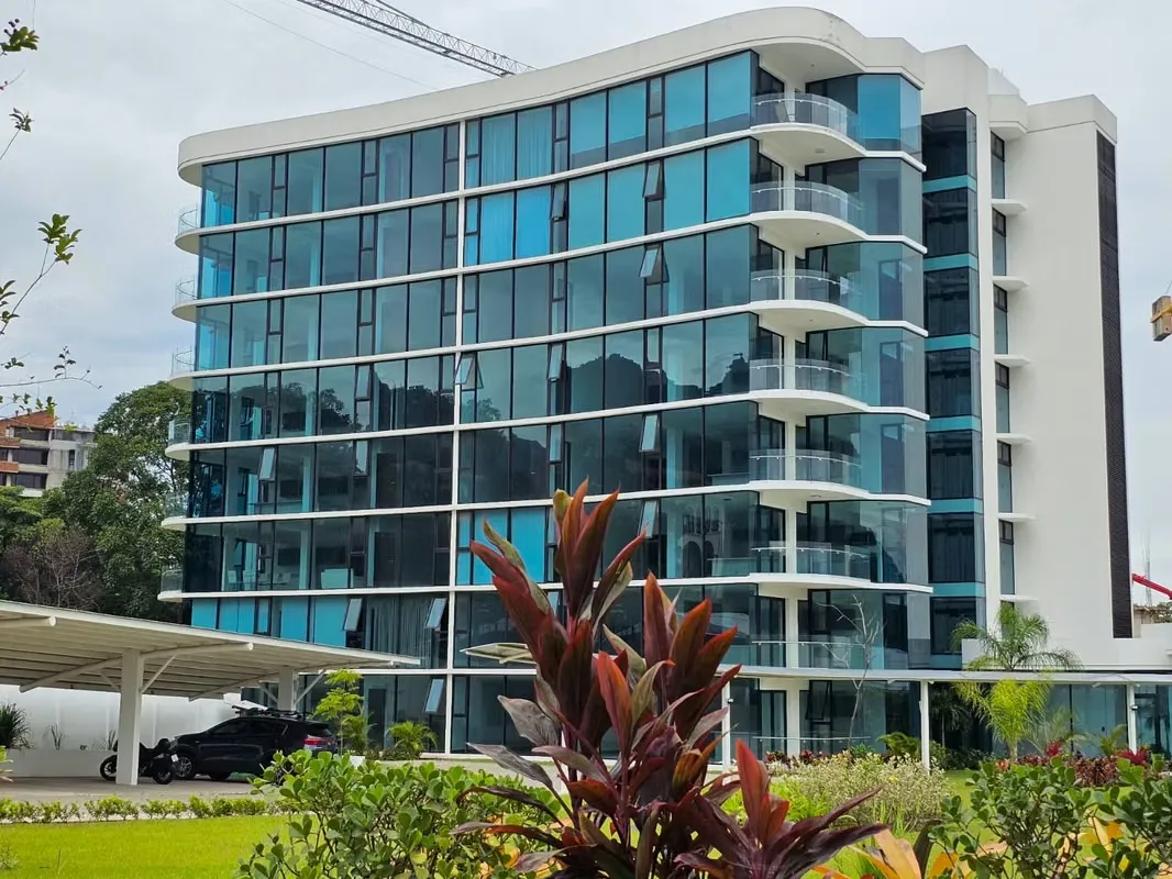 Una sola torre de 8 pisos con diseño innovador en una propiedad de 10,000 m2 con amplias zonas verdes.