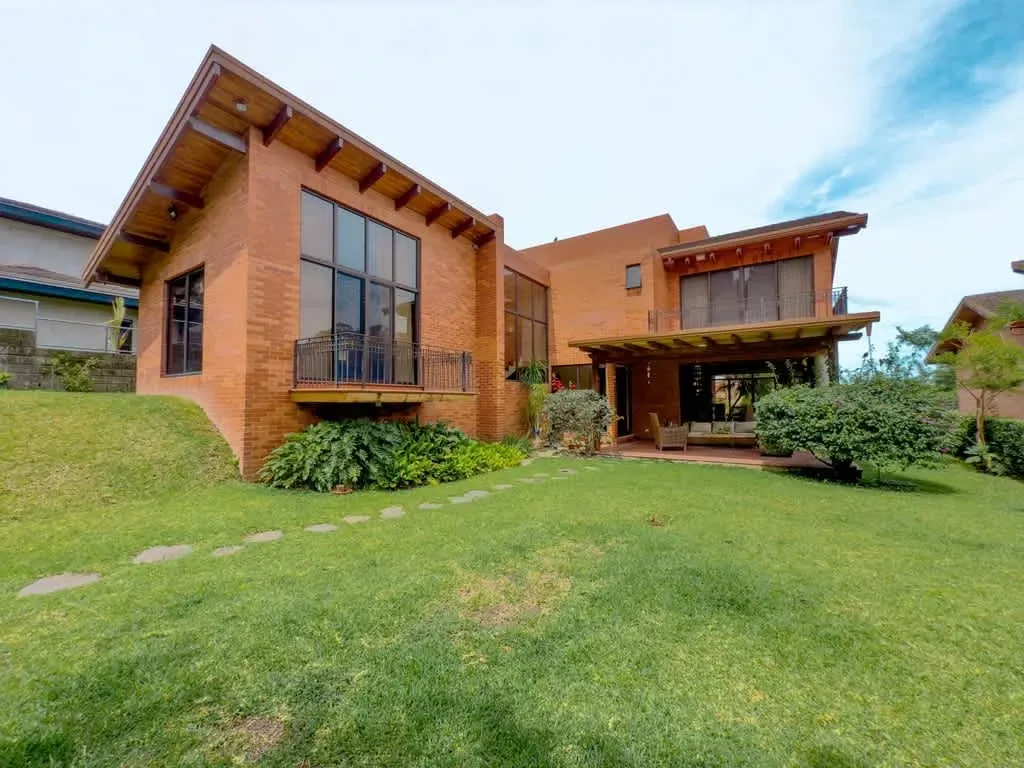 Espectacular casa de 4 habitaciones y 4 baños en Cerro Real, Escazú