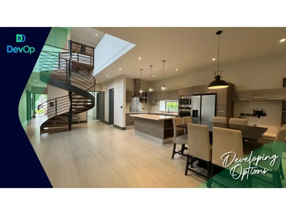 Te presento esta espectacular residencia de doble esquina, ubicada en uno de los condominios más exclusivos de la zona, ideal para ...
