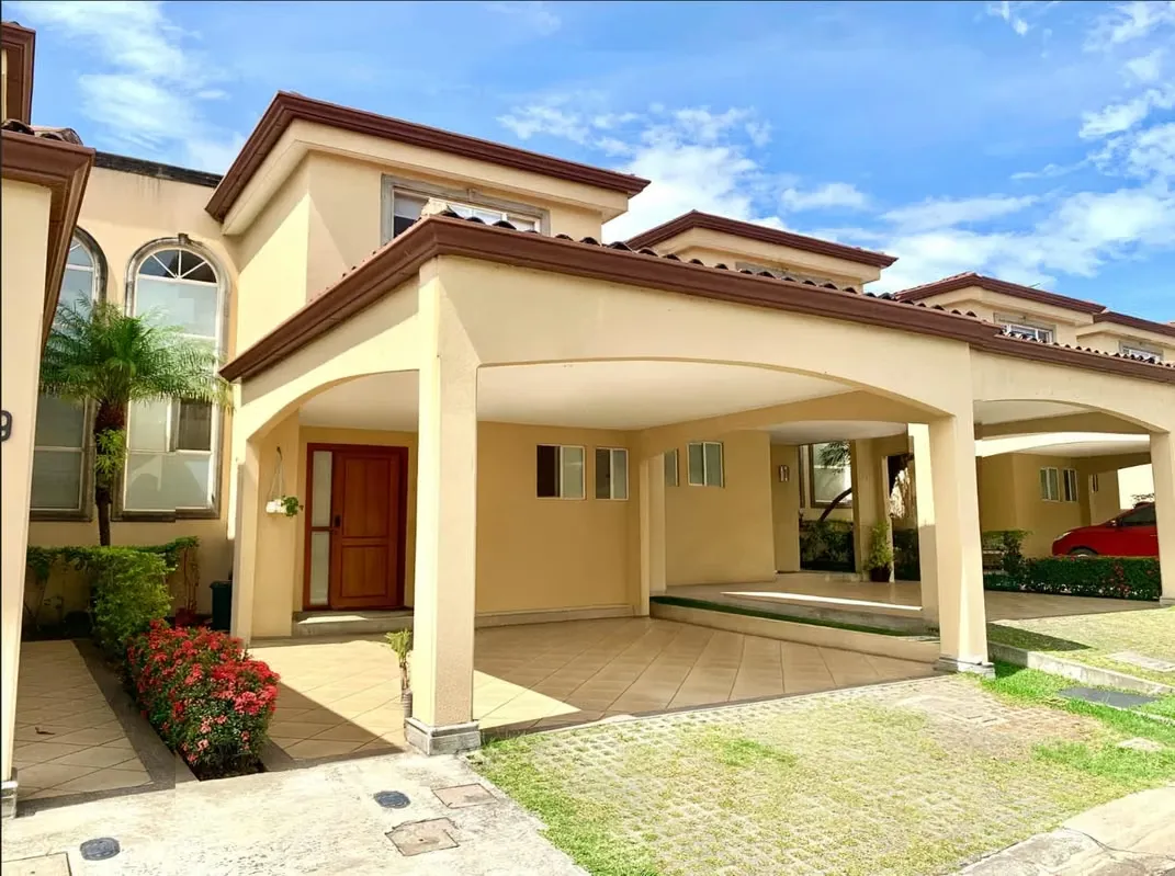 Esta hermosa y acogedora casa en Condominio está completamente remodelada, cuenta con finos y ...