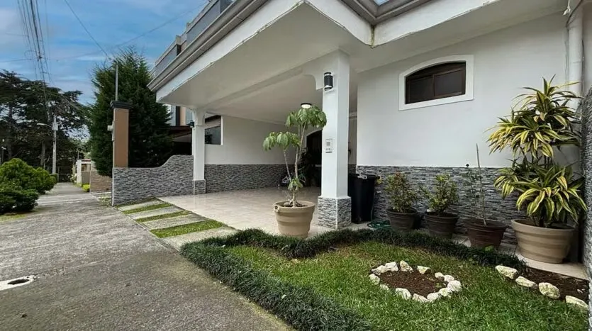 House for Sale Surrounded by Nature and Security – Lomas Condominium