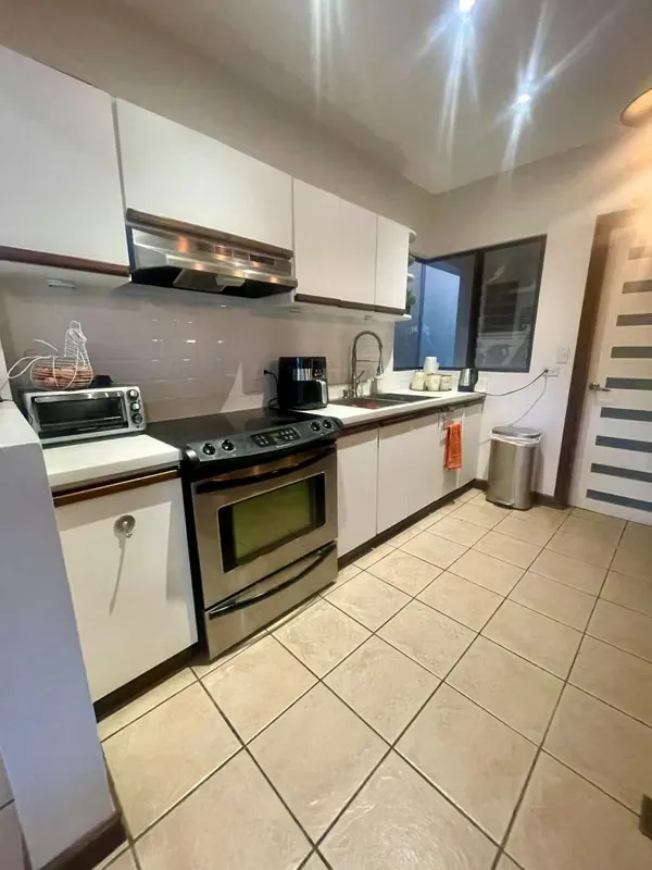 Casa en condominio pequeño de 3 casas en Residencial La Itaba en Lomas de Ayarco Sur.