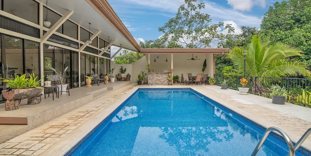Casa de una planta con piscina y jardines en venta en Ciudad Colón