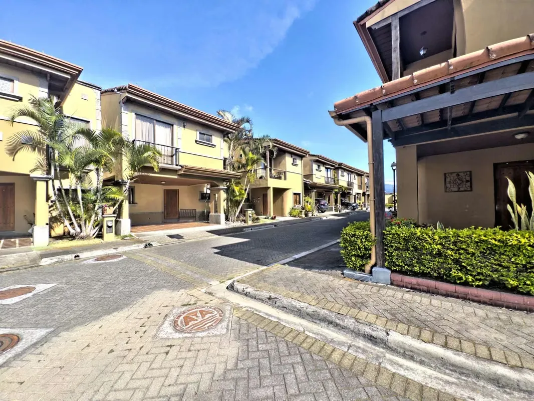 Hermosa casa ubicada en un condominio familiar en San Juan de Tibás, con excelente distribución y amplios espacios.