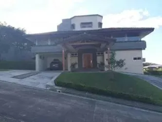 MA Asesorías vende hermosa y amplia casa de lujo en Brasil de Mora.
