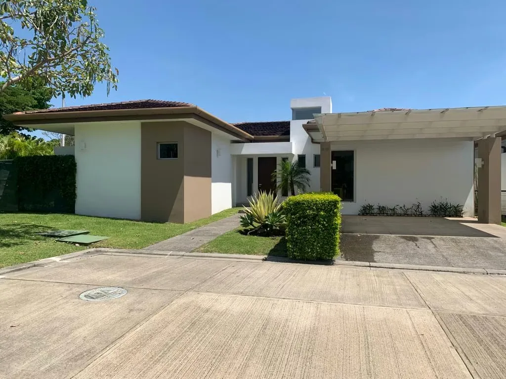 Venta de casa en condominio en Lindora
