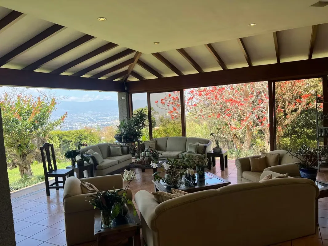 Esta fabulosa casa de 5 dormitorios, cuenta con 1014 m2 y se ubica en un terreno de 4450 m2. Diseñada por un arquitecto de renombre, con una ...