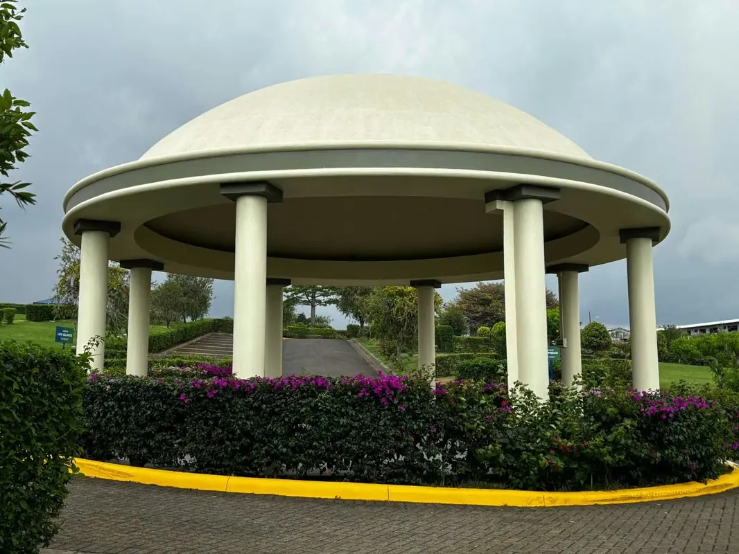 Aproveche la oportunidad de adquirir su campo santo para un futuro, en un lugar privilegiado cerca del Kiosco, rodeado de ...