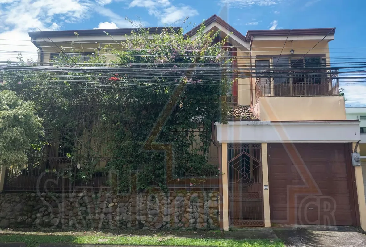 3010 / Casa Independiente / venta / Freses / Piscina / Familiar / Céntrica