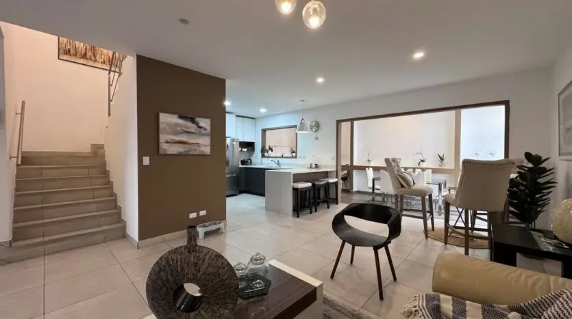 Extraordinaria casa en San Juan de la Unión, en Condominio Distrito San Juan, con extraordinaria ubicación frente a prestigiosos colegios como el angloamericano y Victoria; ...