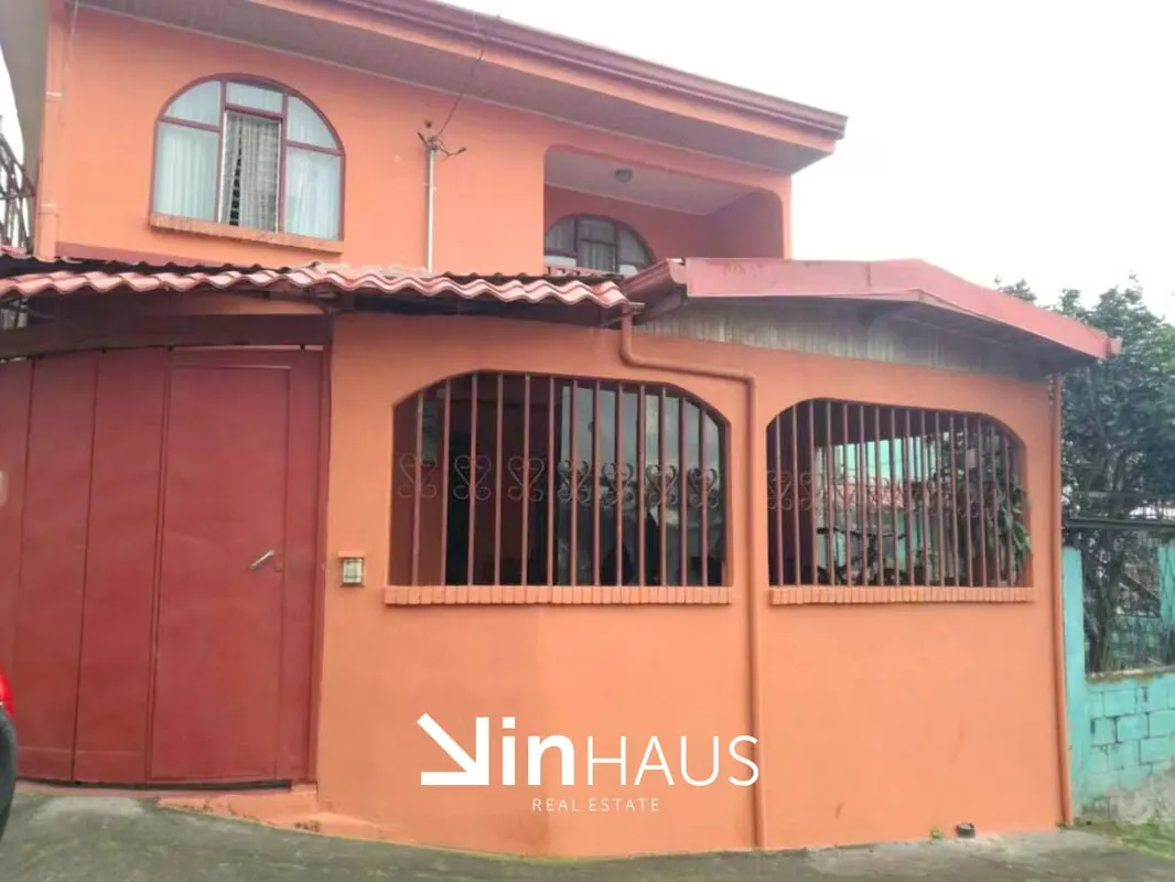 Descubre esta amplia casa de 190 m² de construcción en una zona tranquila, segura y de alta plusvalía, ideal para vivir o ...