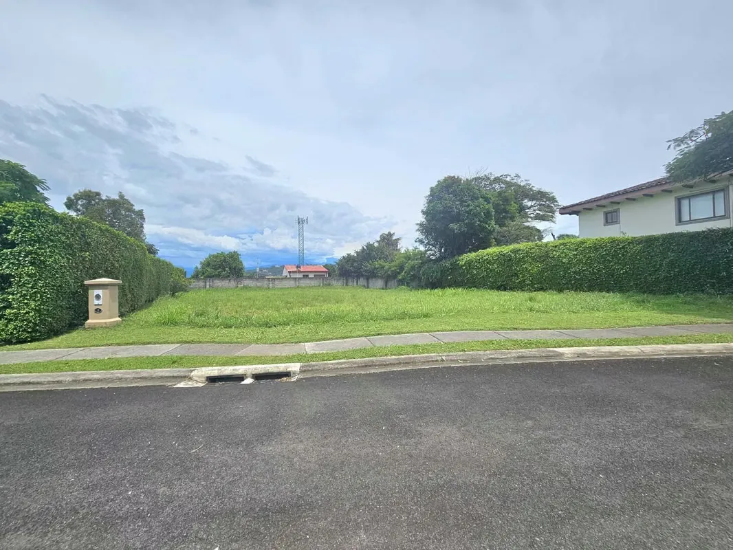Lote en condominio exclusivo en Santa Ana Centro GUM