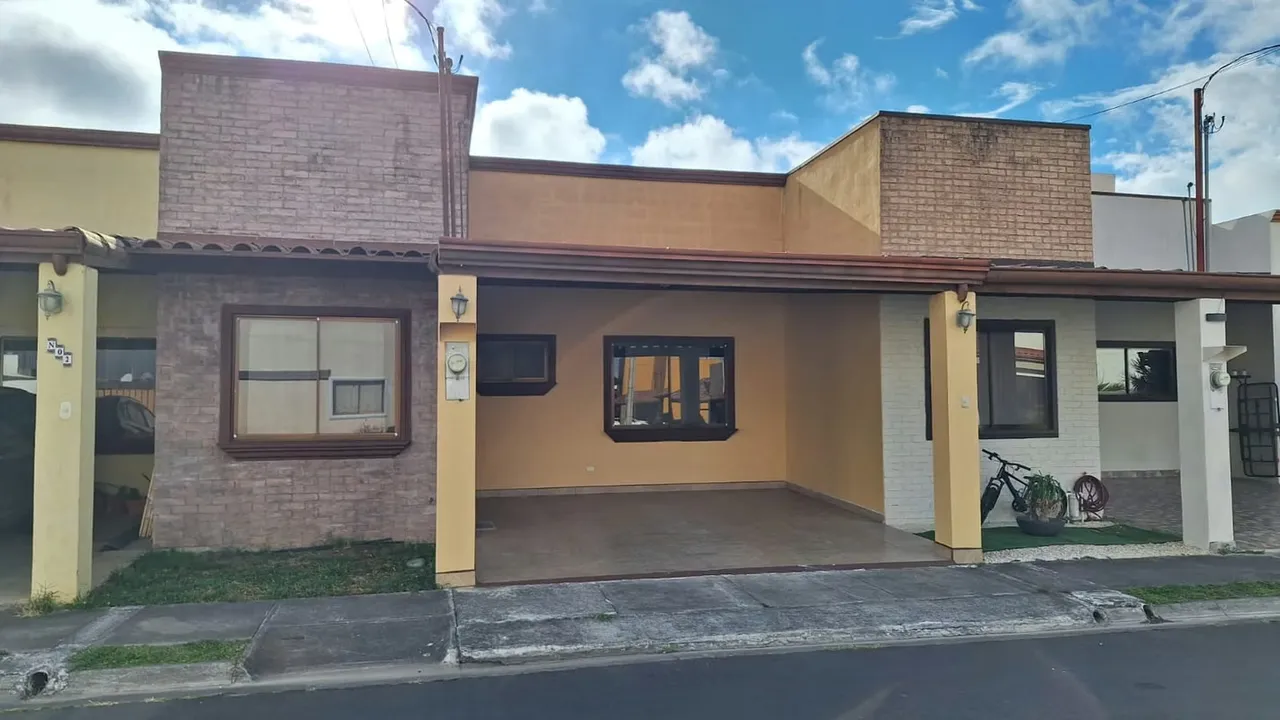 Se alquila casa ubicada en el Condominio La Rueda, Quebradilla de Cartago.
