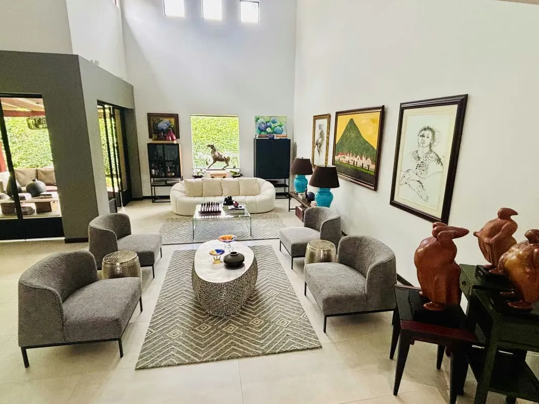 Totalmente remodelada, con finos acabados, con el toque de modernidad sin perder, esa calidez de hogar.