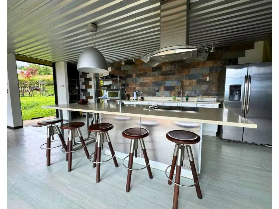 Casa en Containers con Potencial de Inversión en las montañas de Turrialba