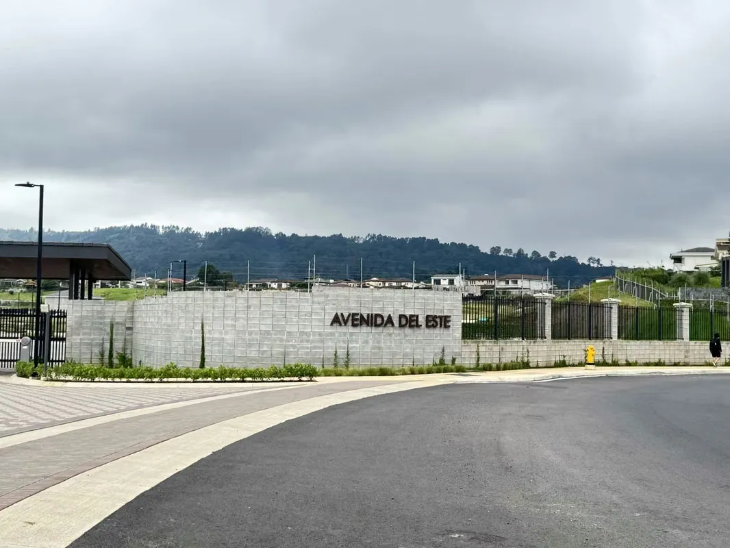 FOR SALE LOT IN AVENIDA DEL ESTE