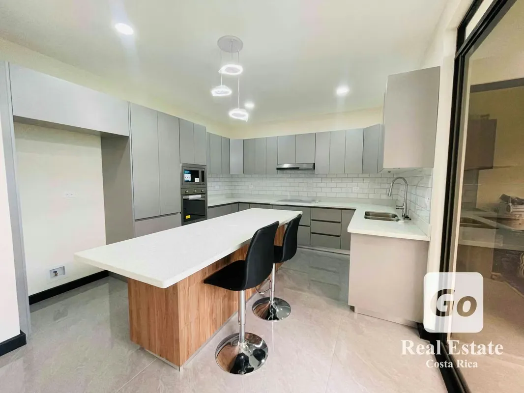 Casa de 2 niveles para estrenar con acabados modernos en Condominio Distrito San Juan.