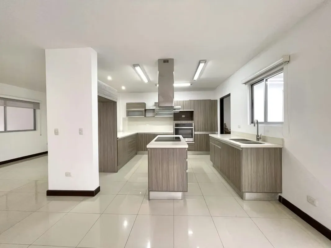 Esta elegante casa de dos plantas combina diseño contemporáneo, seguridad y confort, ideal para familias con hijos o ...