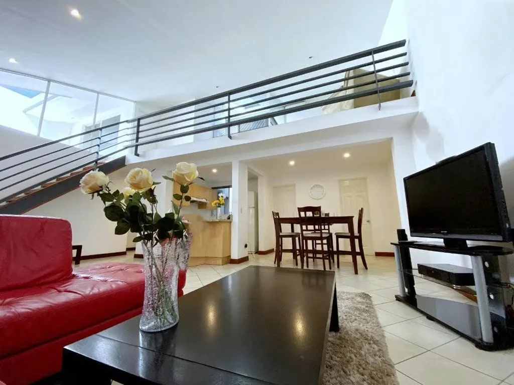 A UN PASO DE AVENIDA ESCAZU! APARTAMENTO AMOBLADO Y REMODELADO DE 3 HAB/4BAÑOS