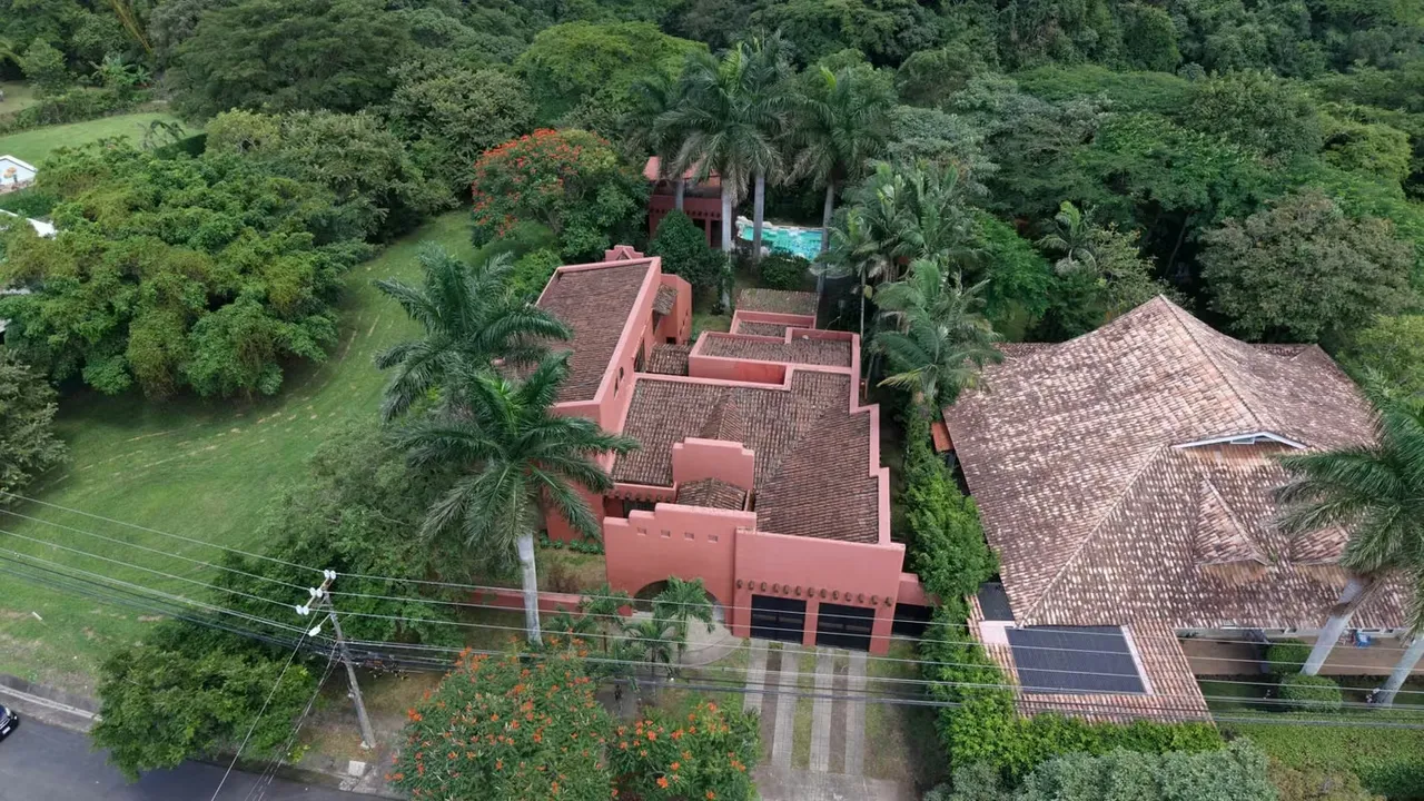 Esta espectacular casa estilo colonial combina amplitud, elegancia y confort, ubicada en el prestigioso ...
