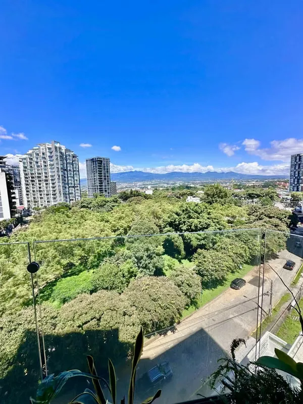 Una oportunidad única para vivir con estilo en una de las torres más exclusivas de Rohrmoser, ...