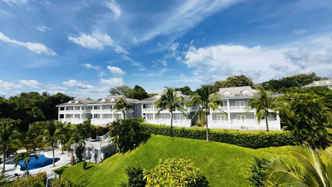Located in the exclusive Azul Ocean Club development in Marbella, this ground-floor apartment combines comfort, luxury ...
