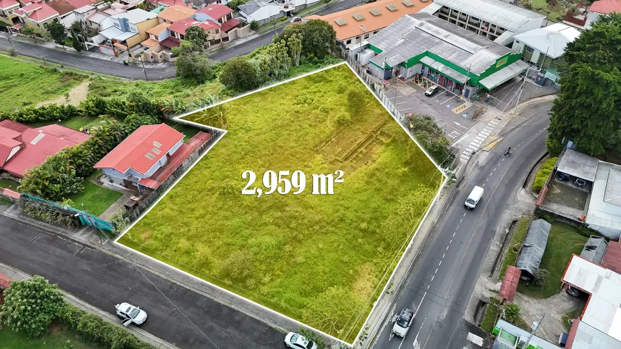 Lote en Esquina con Potencial para Desarrollo Residencial – Montes de Oca (2.959 m²)