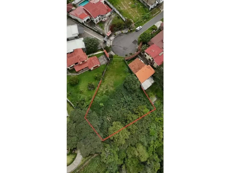 Ubicado en una de las zonas residenciales más exclusivas de Escazú, este terreno ofrece una excelente ...