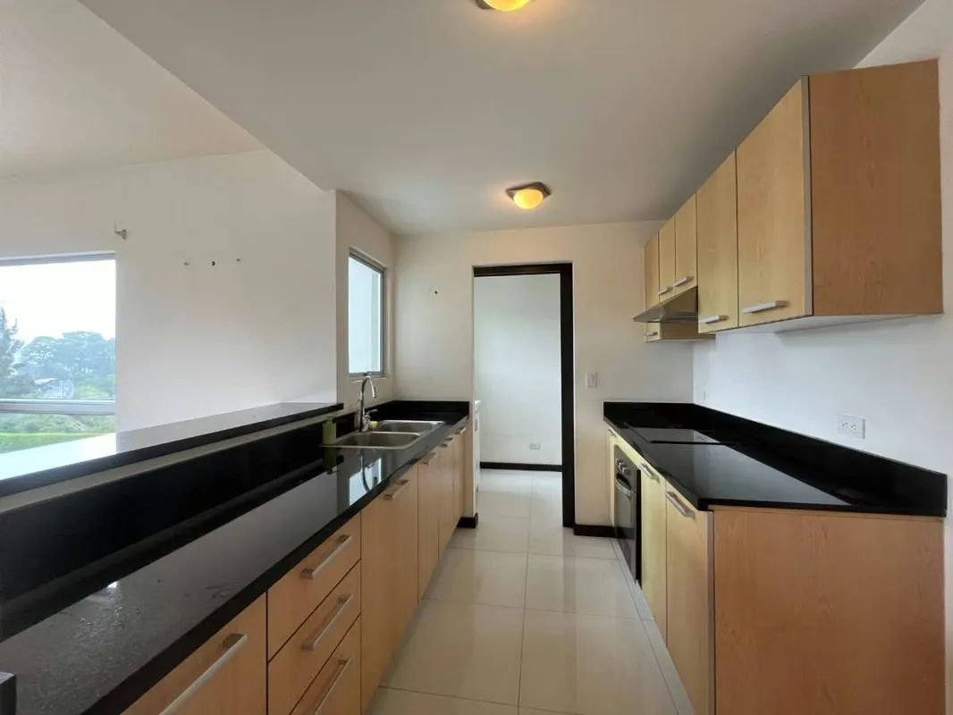 This apartment for sale in Condado del Parque has it all: contemporary design, spacious green areas, a pool, ...