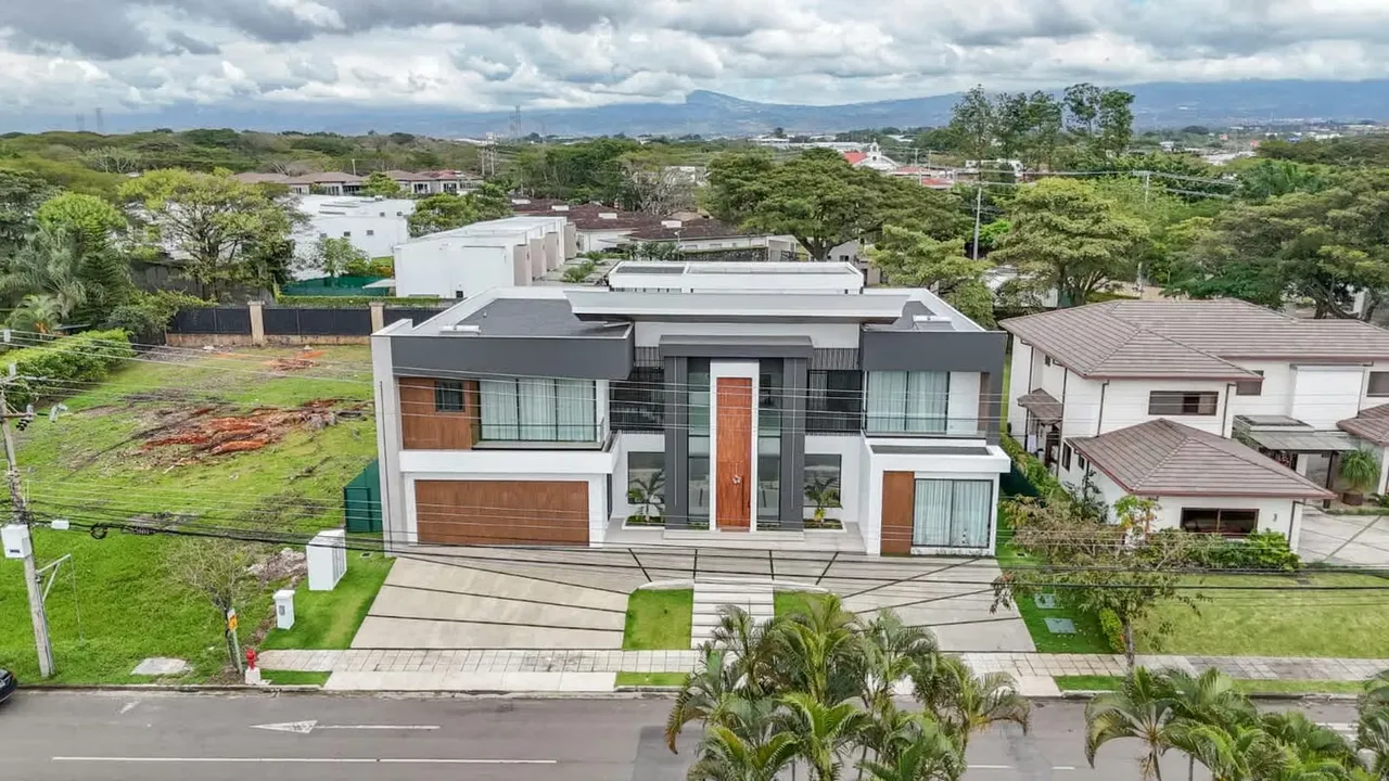 LUXURY HOUSE FOR SALE IN VALLE DEL SOL*