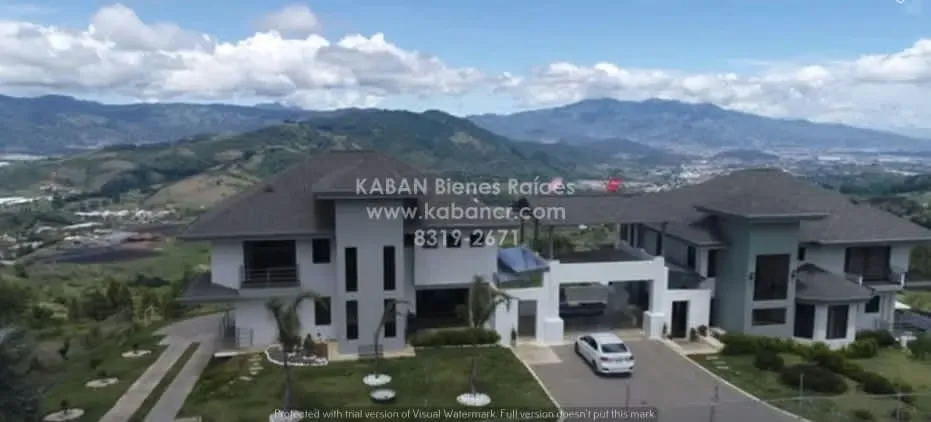 Two houses for sale in Cartago, property with stunning views.