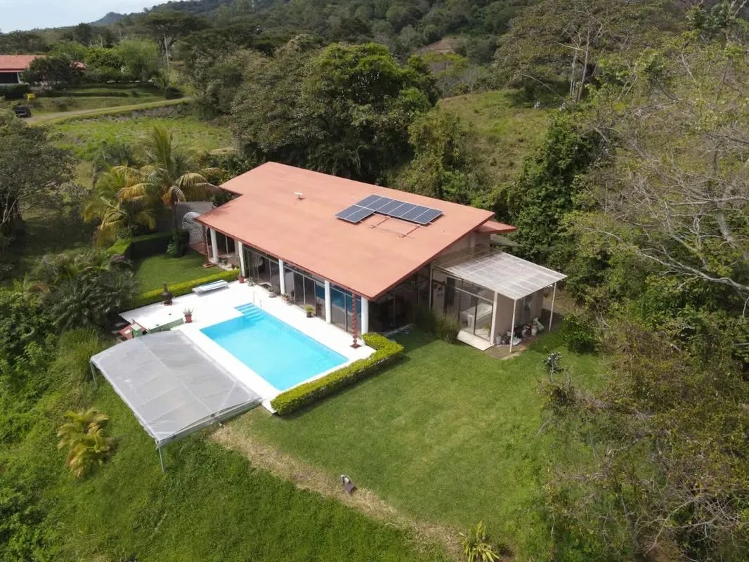 Casa de dos habitaciones con piscina y lote extra en Atenas