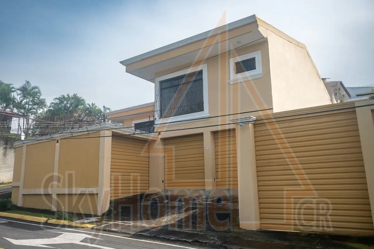 2017 / Venta / Casa Independiente / Lomas de Ayarco / grade Lujosa / Esquinera