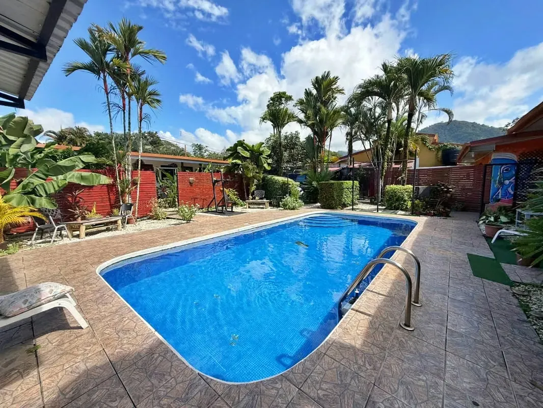 Venta de casa hostel c/piscina y gimnasio, Jacó, Garabito. (MV)