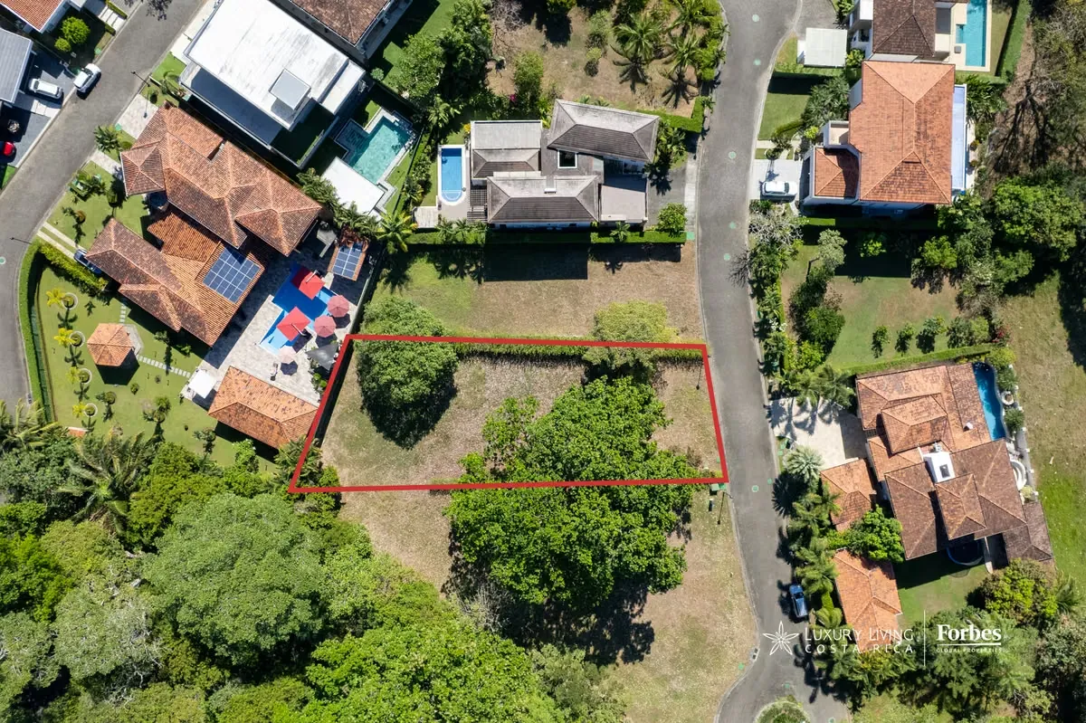 This premium 923 m² lot, completely flat and located within an exclusive gated community in Herradura, offers an exceptional opportunity to build a custom ...
