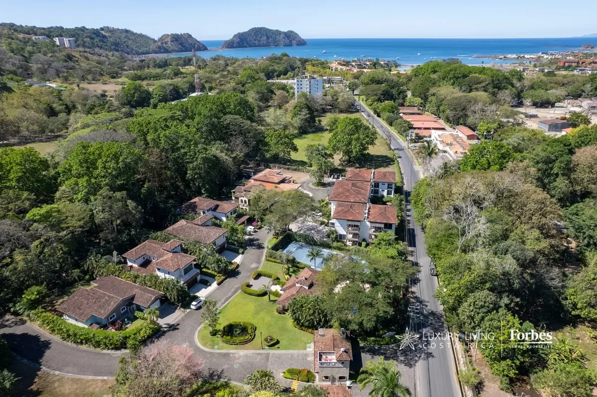 Located in an exclusive condominium just a few blocks from Herradura Beach in Central Pacific Costa Rica, this modern apartment offers an exceptional ...