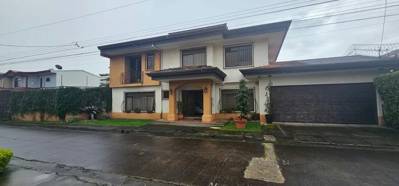 For sale house in small gated community San Pablo de Heredia,