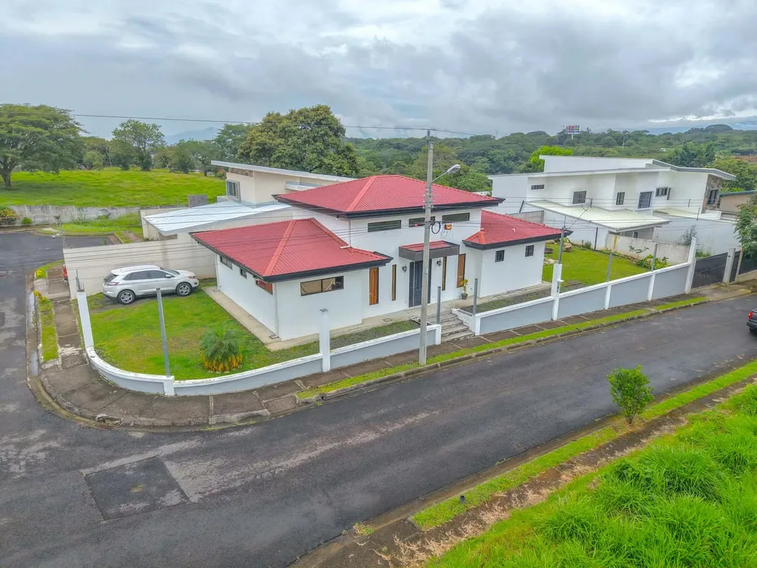 Casa esquinera, amplia y moderna, ideal para quienes buscan comodidad, privacidad y ...