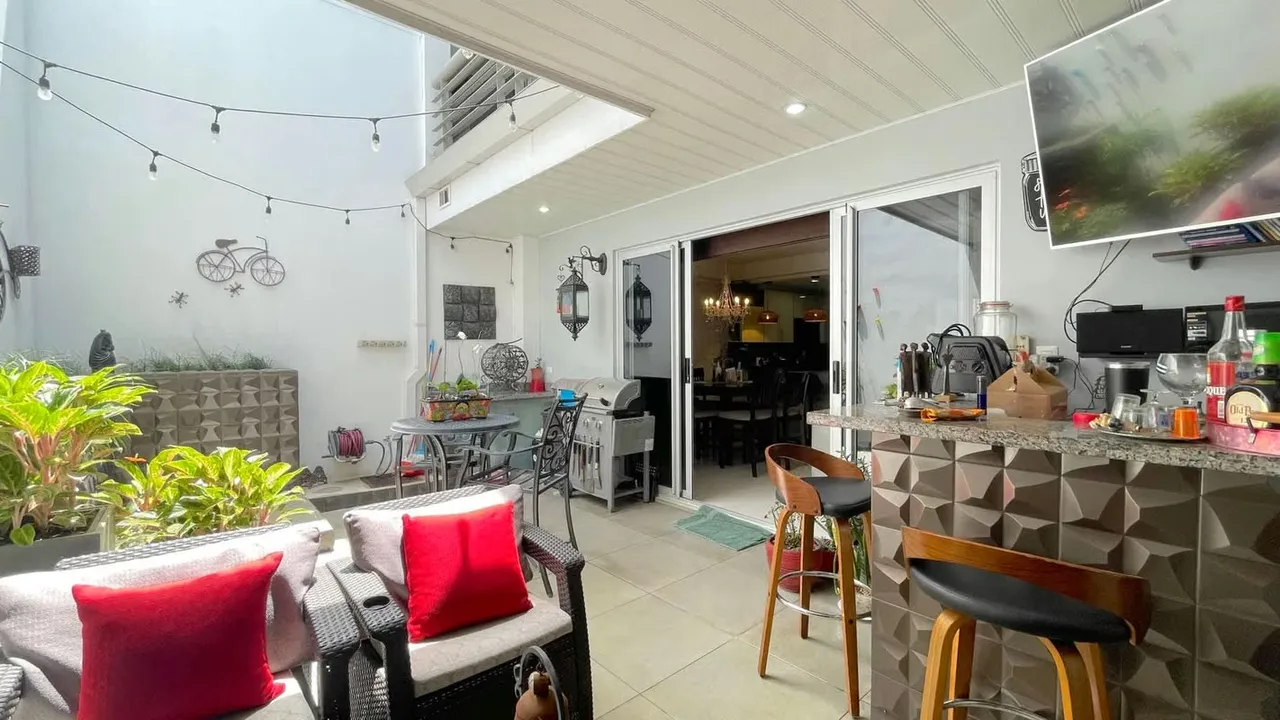 VENTA Casa en Condominio con Terraza y Oficina en San Rafael de Escazú