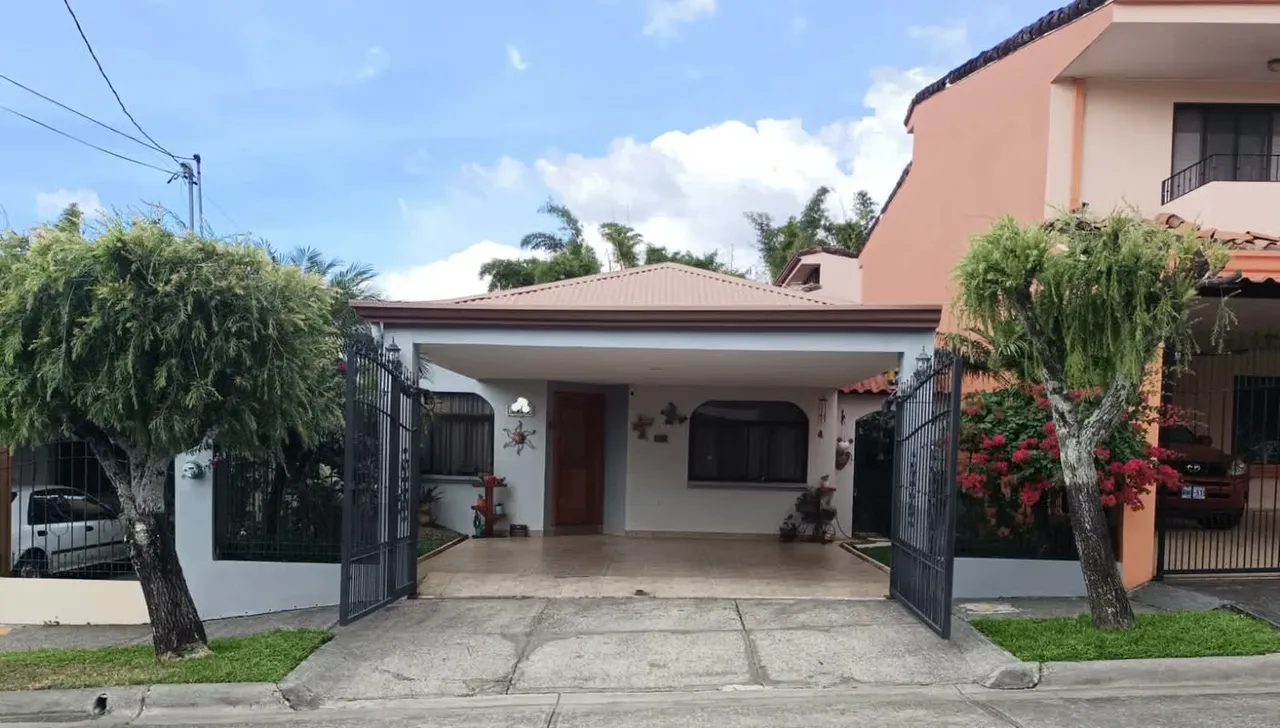 SE VENDE CASA EN RESIDENCIAL HEREDIA BARVA SAN ROQUE